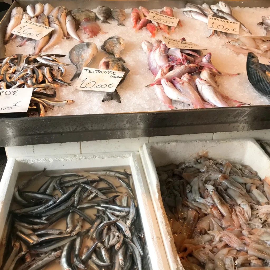 Pescados y mariscos frescos de Egina, una isla pesquera