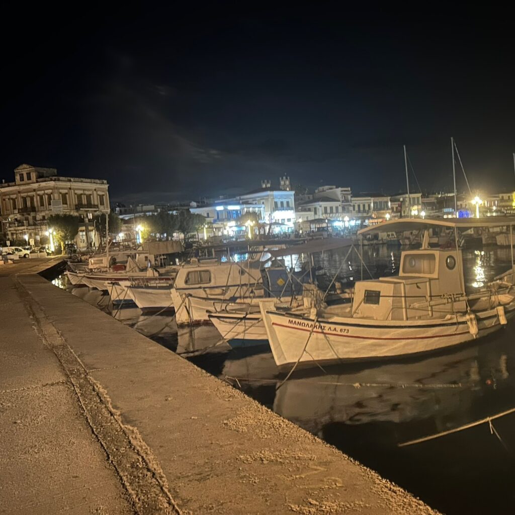 Otoño en Egina mar tranquilo