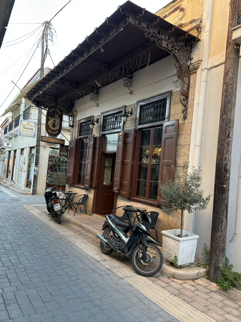 bares o cafeterias en egina