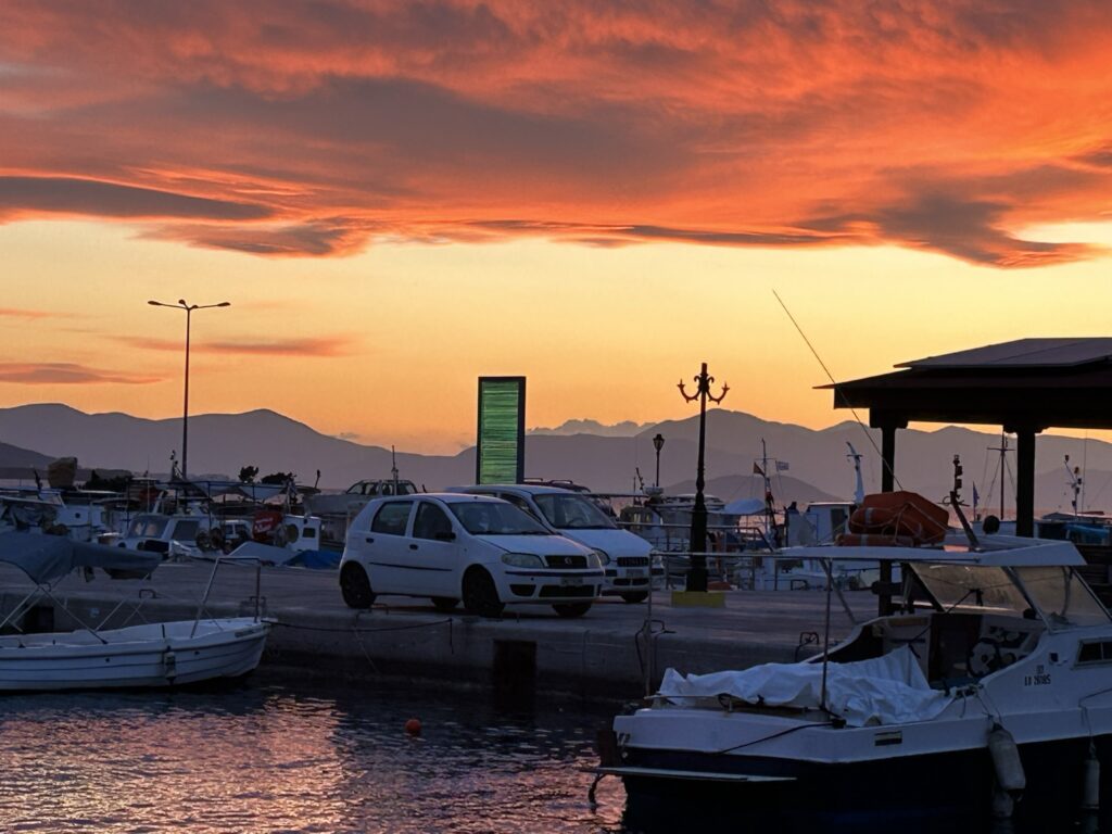 Atardecer en el puerto de Egina