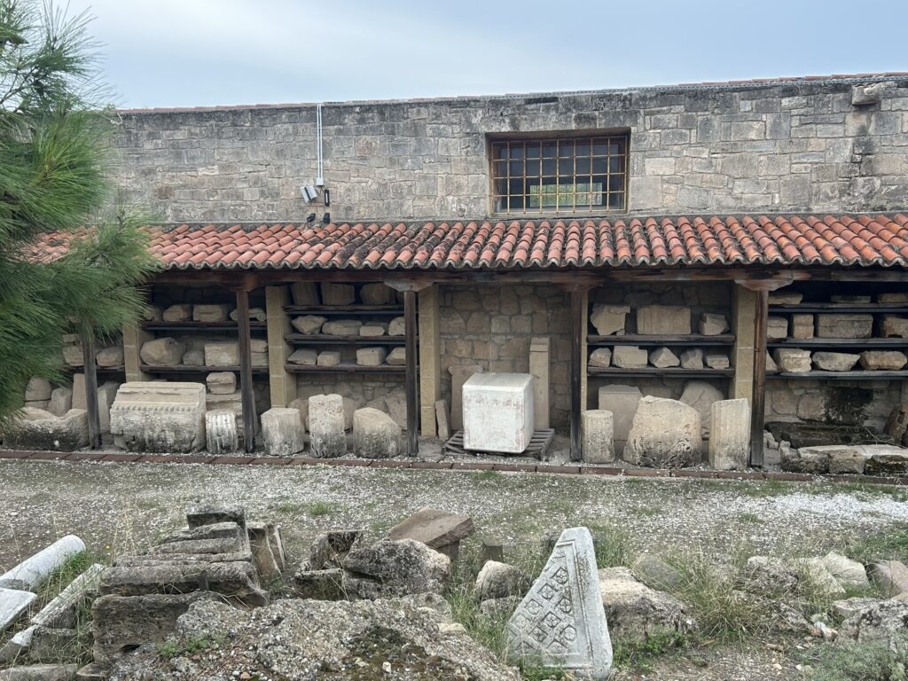 Restos arqueológicos y piezas de piedra antiguas en Egina, Grecia