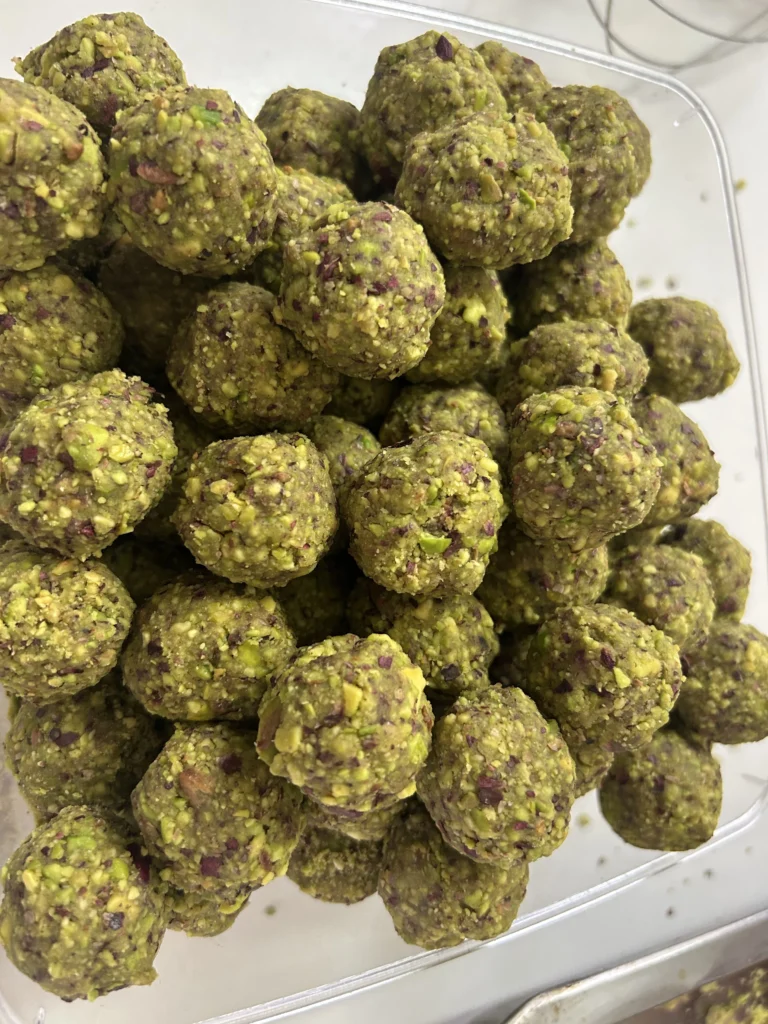 Cosecha del fruto emblemático de Egina Ven Comigo a Grecia