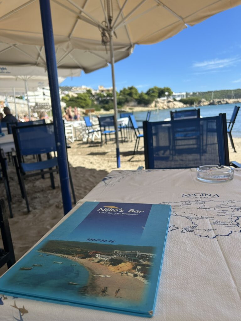 taberna griega frente al mar