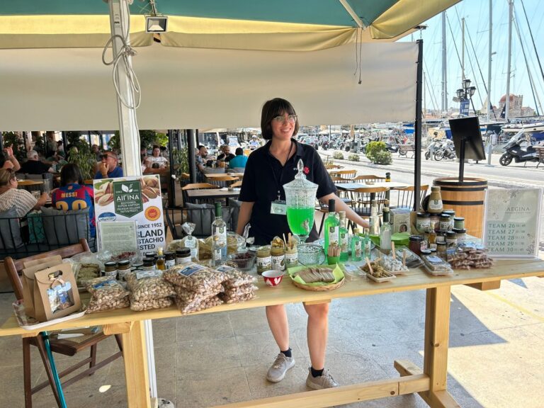 Puesto de productos de pistacho en el puerto de Egina durante la Fiesta del Pistacho